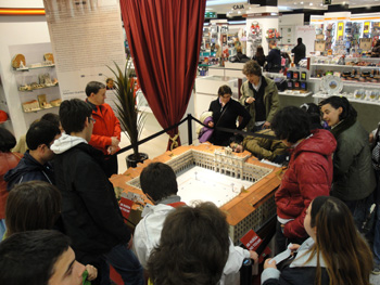 Algunos de los jóvenes miran por los arcos de la maqueta y disfrutan de la parte interior.